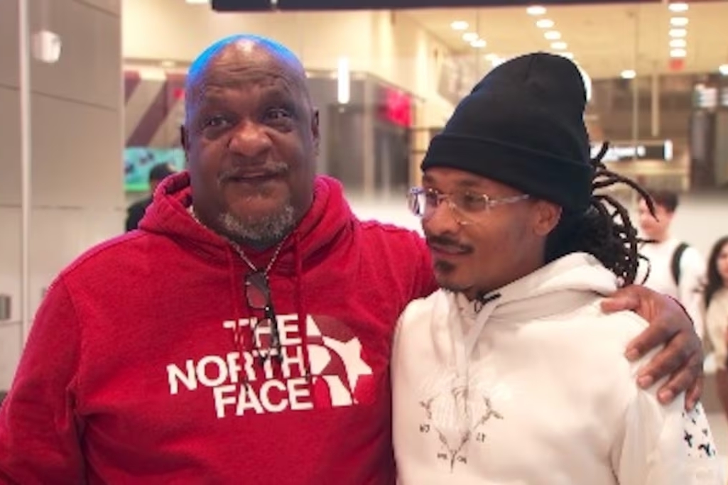  Ông bố 71 tuổi bật khóc khi đoàn tụ con trai sau hơn 30 năm nhờ xét nghiệm ADN 