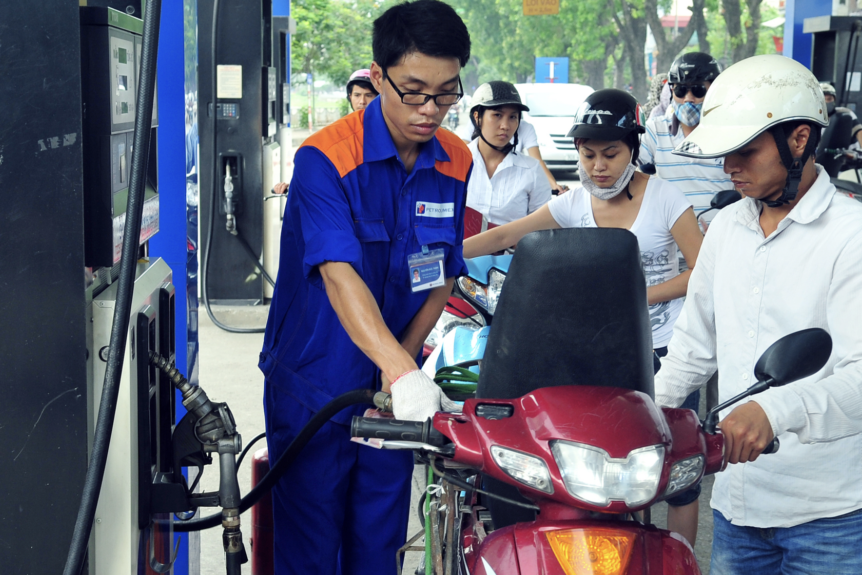 Quyết sách 'thần tốc' hạ nhiệt giá xăng dầu, ổn định kinh tế