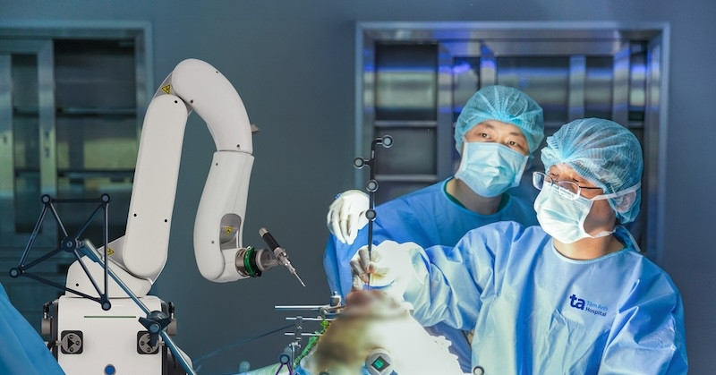 Robot CUVIS-Joint thay khớp chủ động hoàn toàn lần đầu có mặt tại Việt Nam