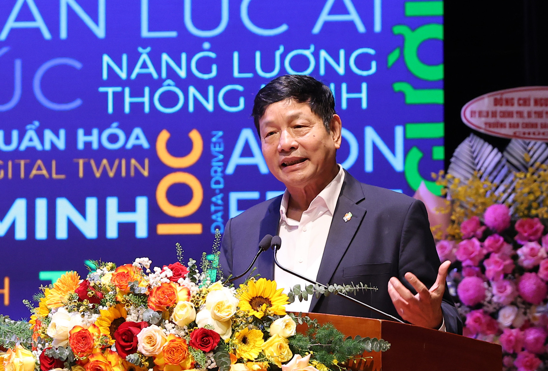 truong gia binh .JPG