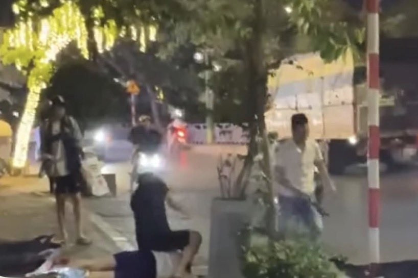 Xác minh vụ nhóm người đi ô tô ngược chiều, hành hung nam sinh giữa đêm ở Hà Nội