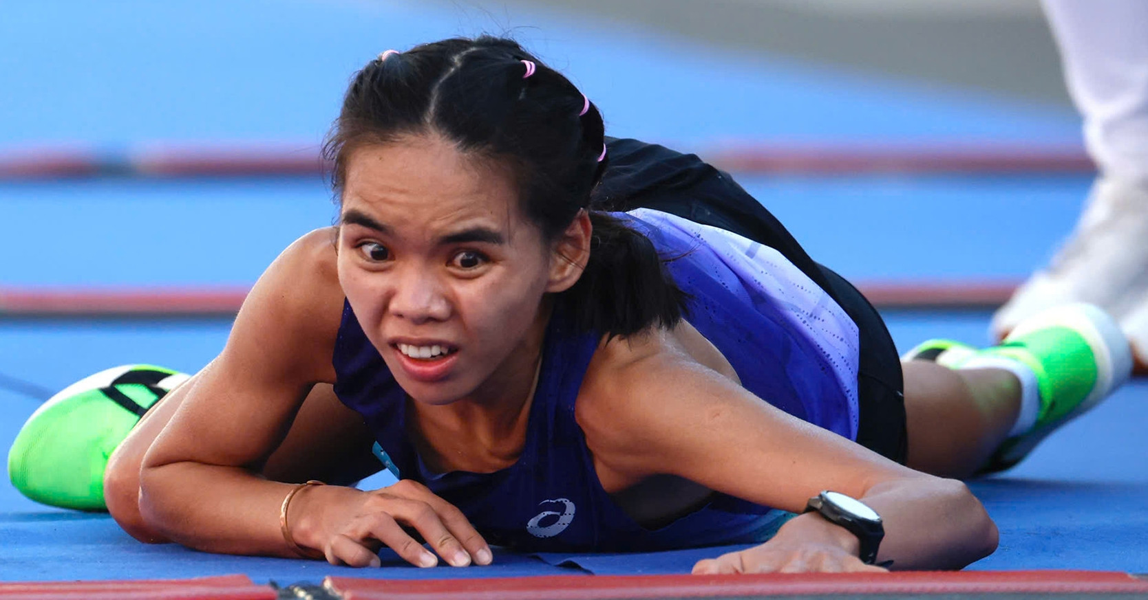 Hoàng Thị Ngọc Hoa bò lết về đích marathon: Ý chí phi thường giữa tiếng vỗ tay