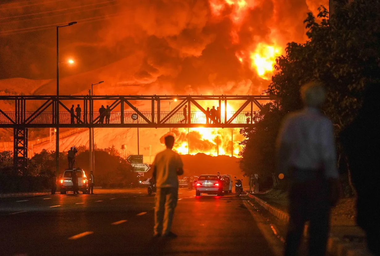 Bản tin sáng 3/3: Ông Trump nêu lý do nhằm vào Iran, chuẩn bị đợt tấn công lớn