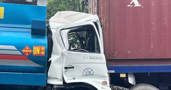 Bản tin chiều 3/3: Xe bồn tông xe container dừng đèn đỏ, tài xế kẹt trong cabin