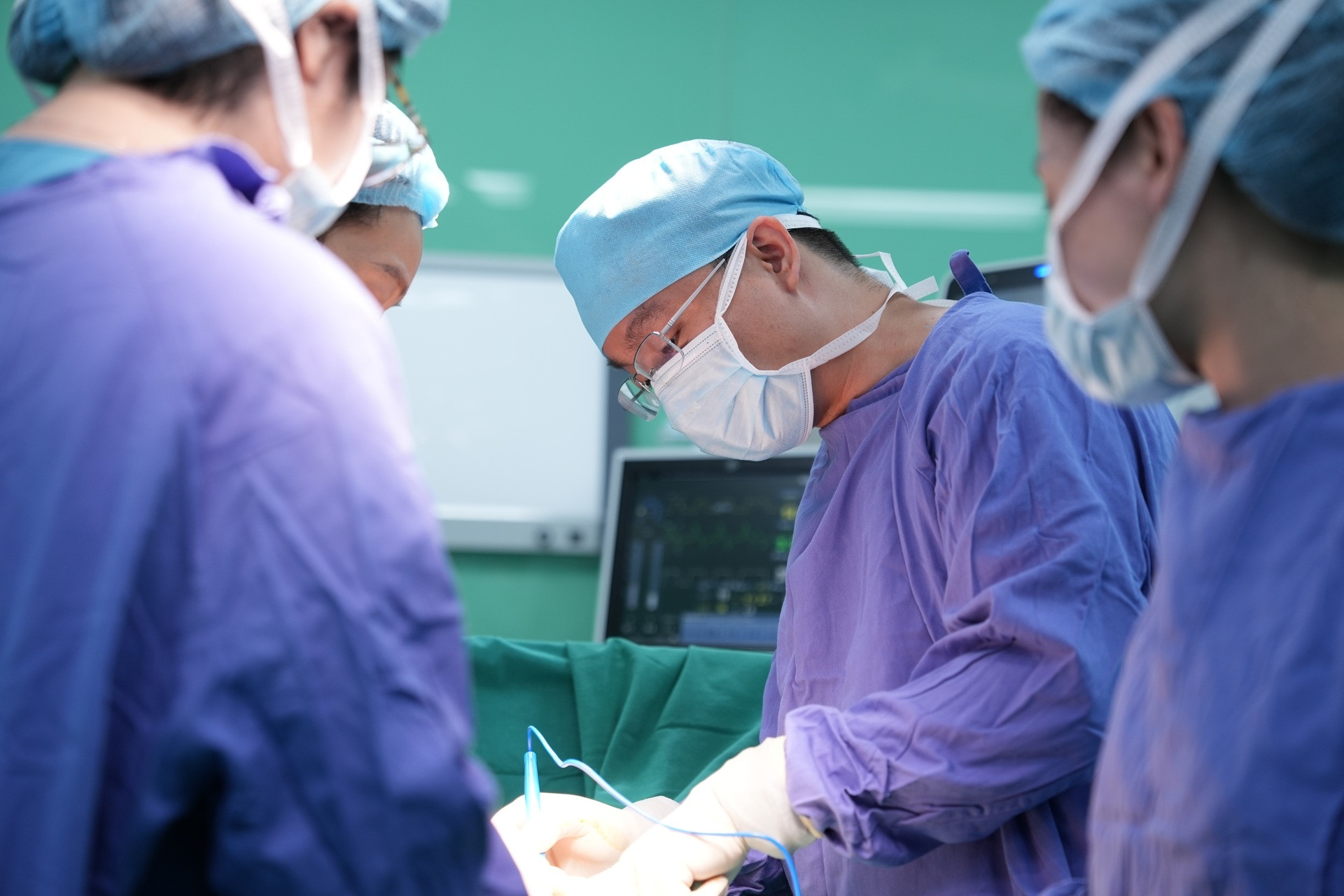 Bệnh viện Hồng Ngọc: Cắt khối u khổng lồ 25cm vẫn bảo tồn trọn vẹn tử cung