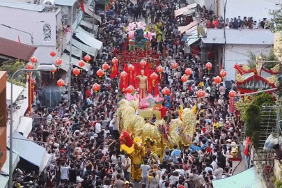 Biển người xem ‘Thần Tài, Bát tiên’ diễu hành trên đường ngày Tết Nguyên tiêu