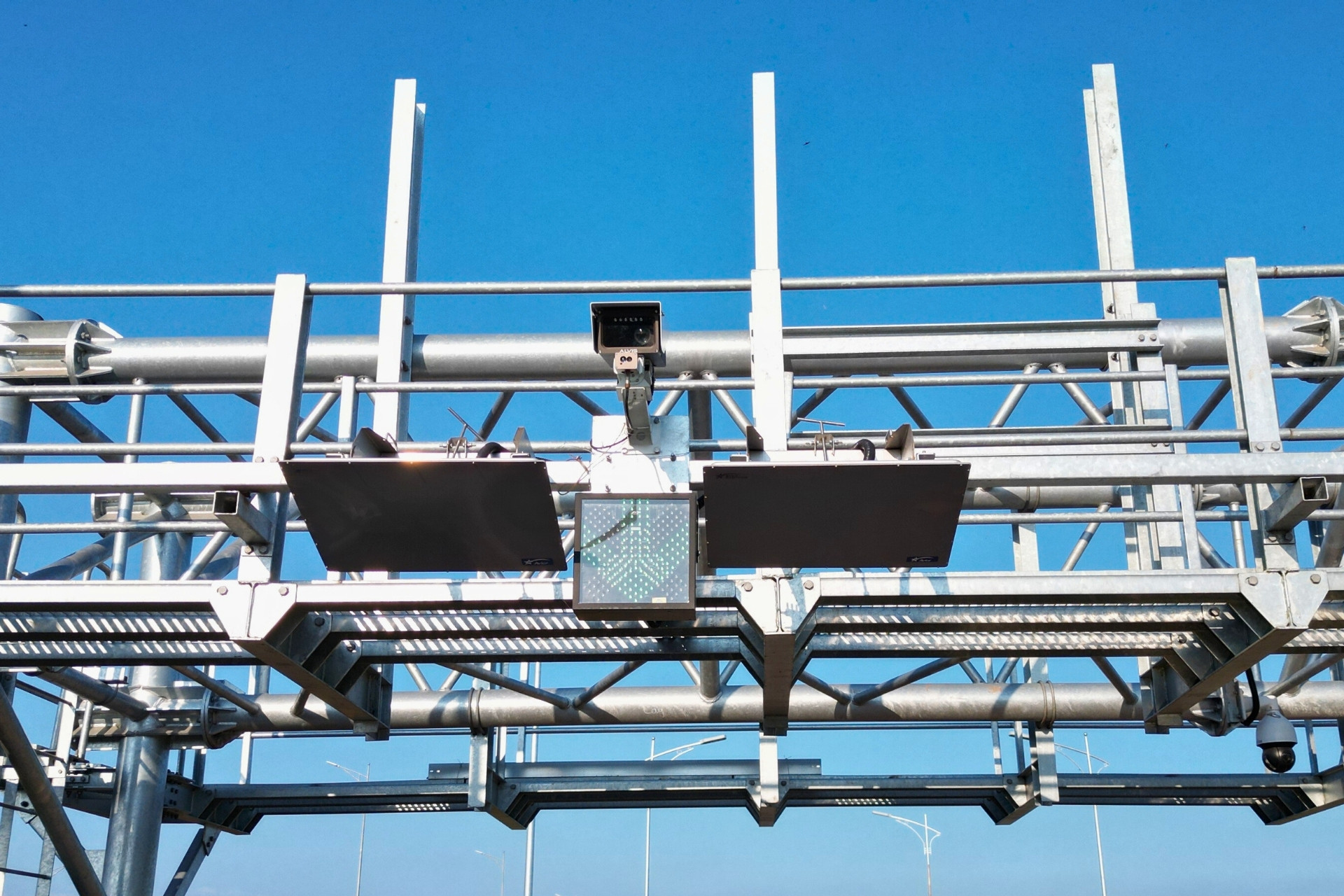 Cận cảnh 'mắt thần' hỗ trợ thu phí không dừng trên cao tốc Phan Thiết - Dầu Giây