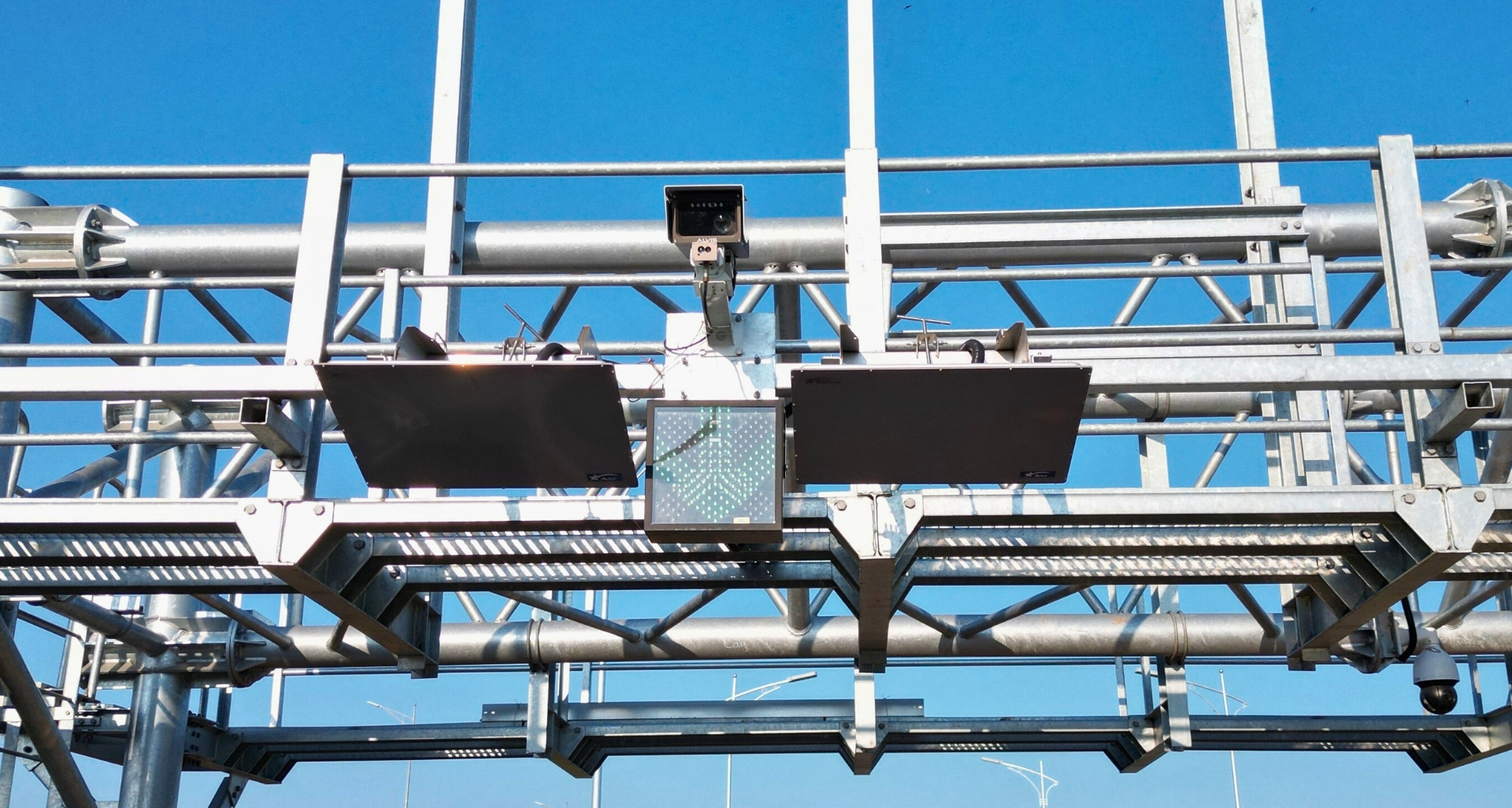 Cận cảnh 'mắt thần' hỗ trợ thu phí không dừng trên cao tốc Phan Thiết - Dầu Giây