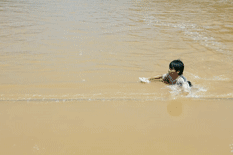 Cầu treo chậm tiến độ, người dân liều mình qua sông bằng bè tự chế