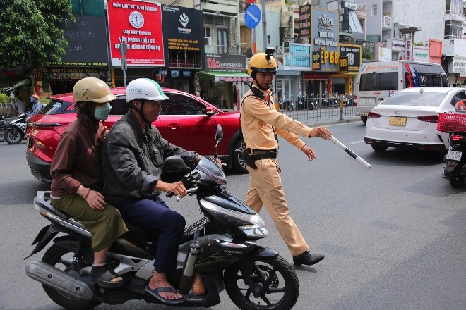 Cố tình 'tranh đường' với tàu hỏa, nhiều người bị CSGT TPHCM phạt nặng