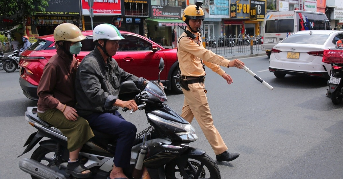 Cố tình 'tranh đường' với tàu hỏa, nhiều người bị CSGT TPHCM phạt nặng