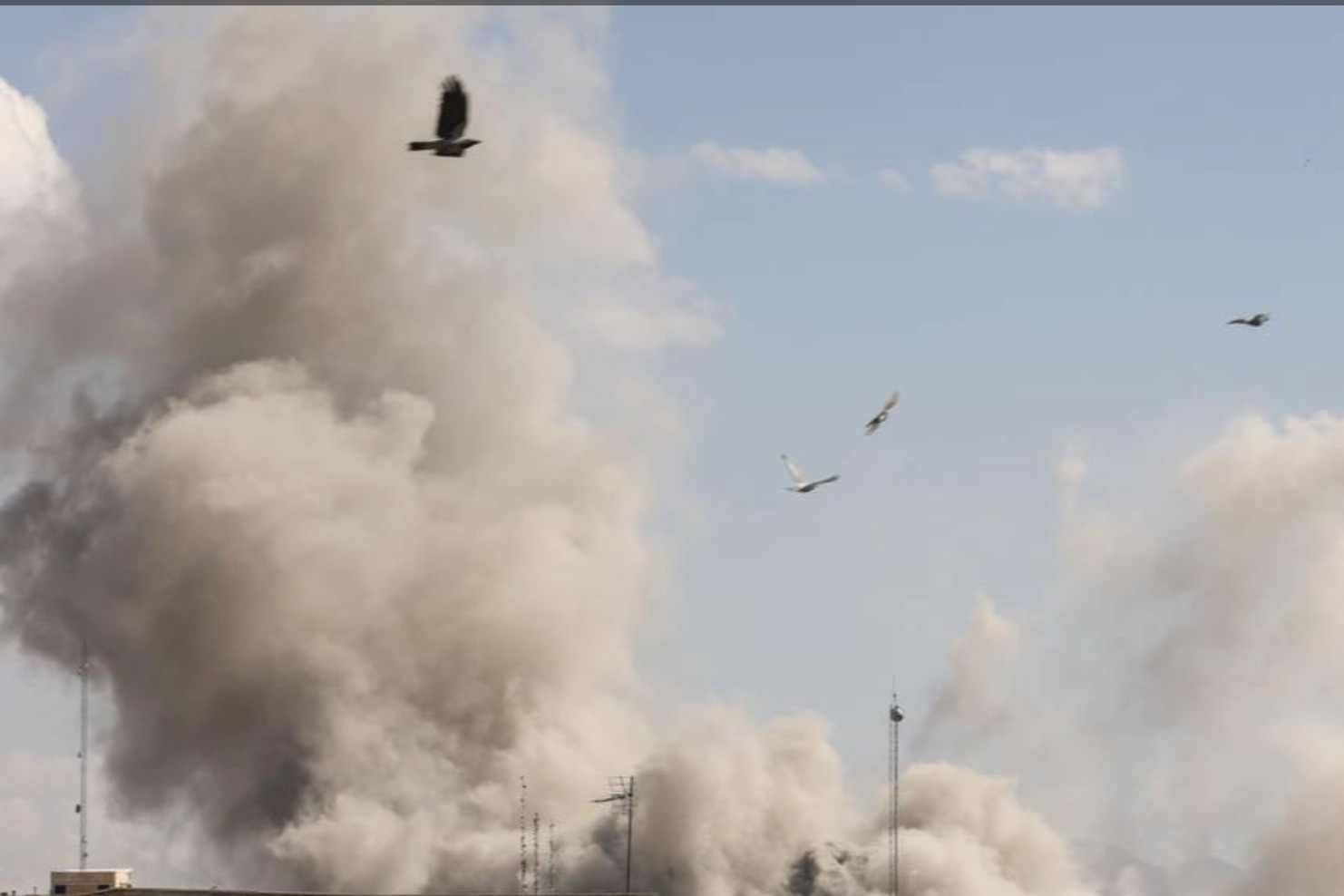 Cuộc sống của người dân Tehran giữa 'làn bom đạn'