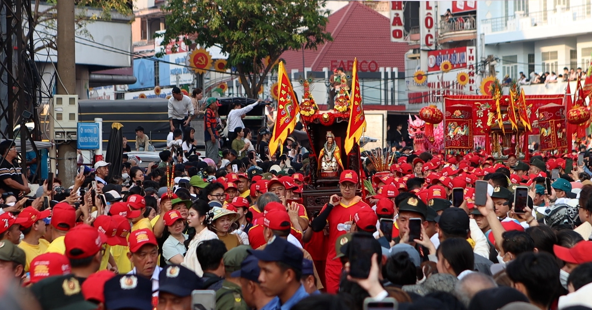 Dân thập phương đổ về chùa Bà Bình Dương xem rước kiệu, xin lộc đầu năm
