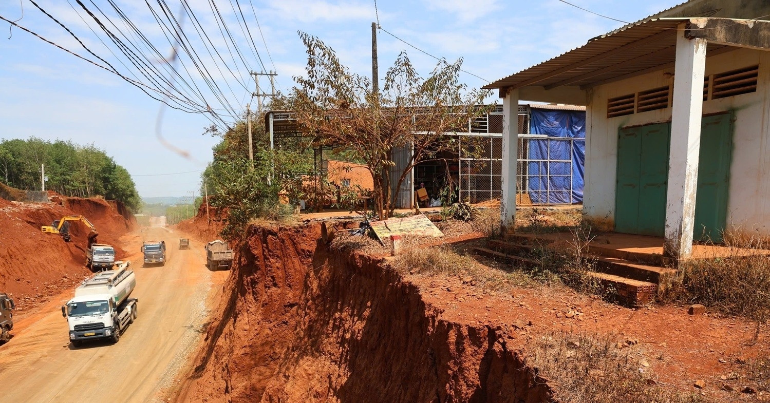 Di dời hàng loạt căn nhà nằm chênh vênh trên vách đất tại dự án đường ở Đồng Nai