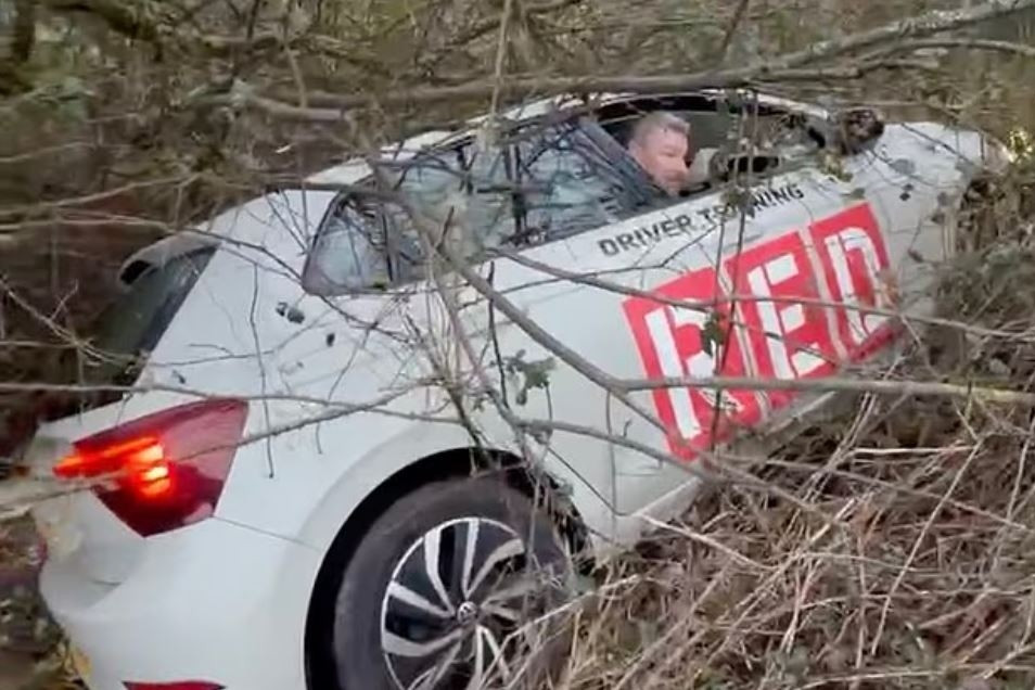 Giáo viên dạy lái say rượu, lái xe lao sang bên đường khi đi đón học viên