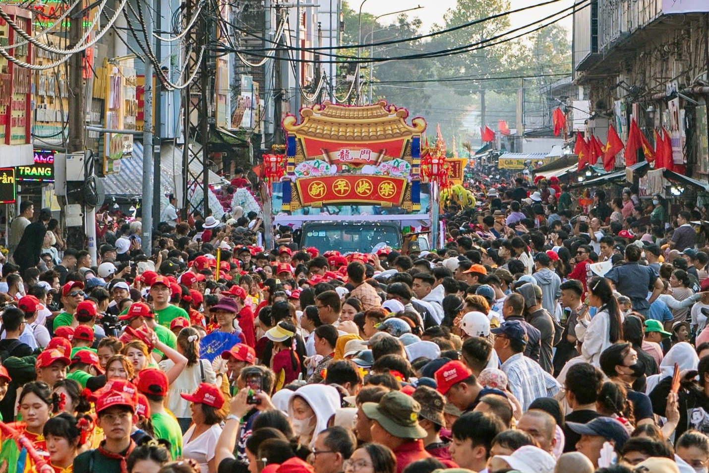 Hàng nghìn người chen kín xem rước kiệu Bà Thiên Hậu ở TPHCM