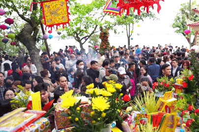 Hàng nghìn người dân đổ về phủ Tây Hồ ngày Rằm tháng Giêng