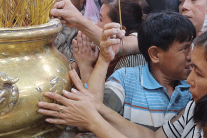Hàng nghìn người tranh nhau hốt tro cầu may trong đêm khuya ở chùa Bà Bình Dương