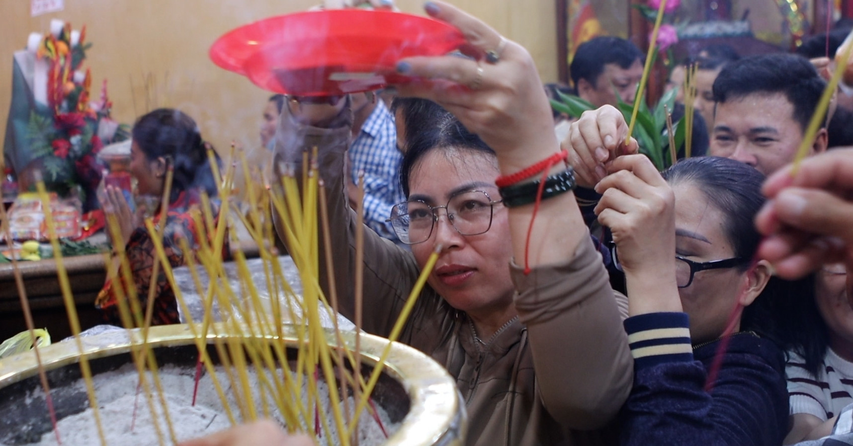 Hàng nghìn người tranh nhau hốt tro cầu may trong đêm khuya ở chùa Bà Bình Dương