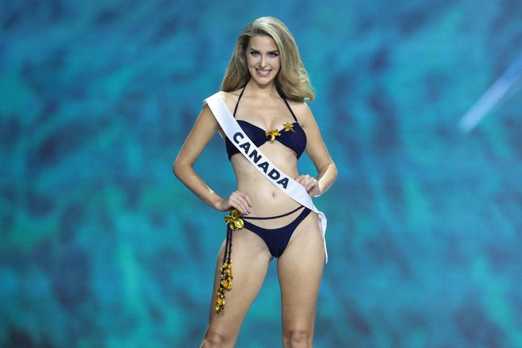 Hoa hậu 30 tuổi gây tranh cãi khi diễn áo tắm lúc mang bầu 4 tháng