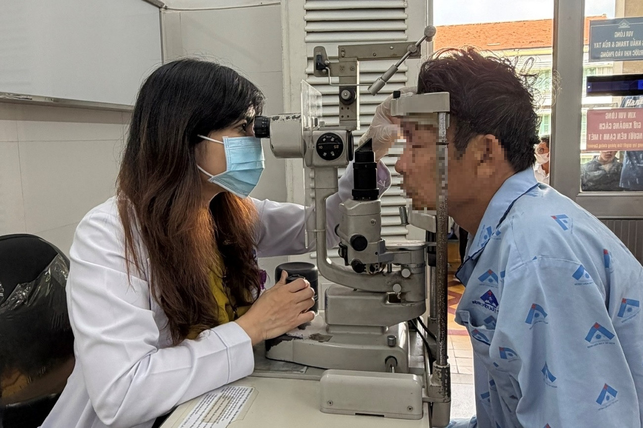 Mất thị lực sau khi đi ngang qua nơi pháo nổ