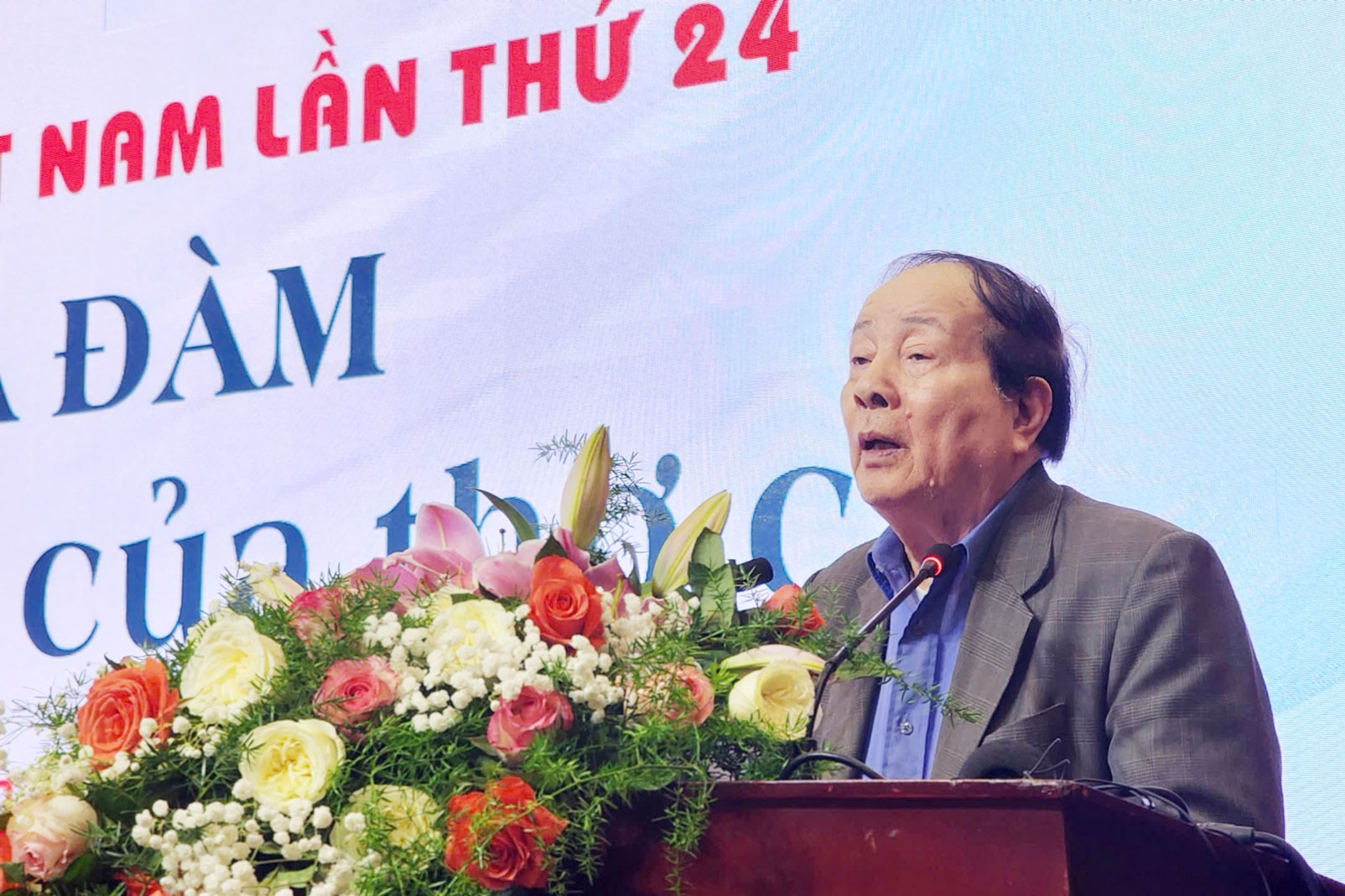 Một bài thơ có phẩm giá là không xu nịnh đám đông