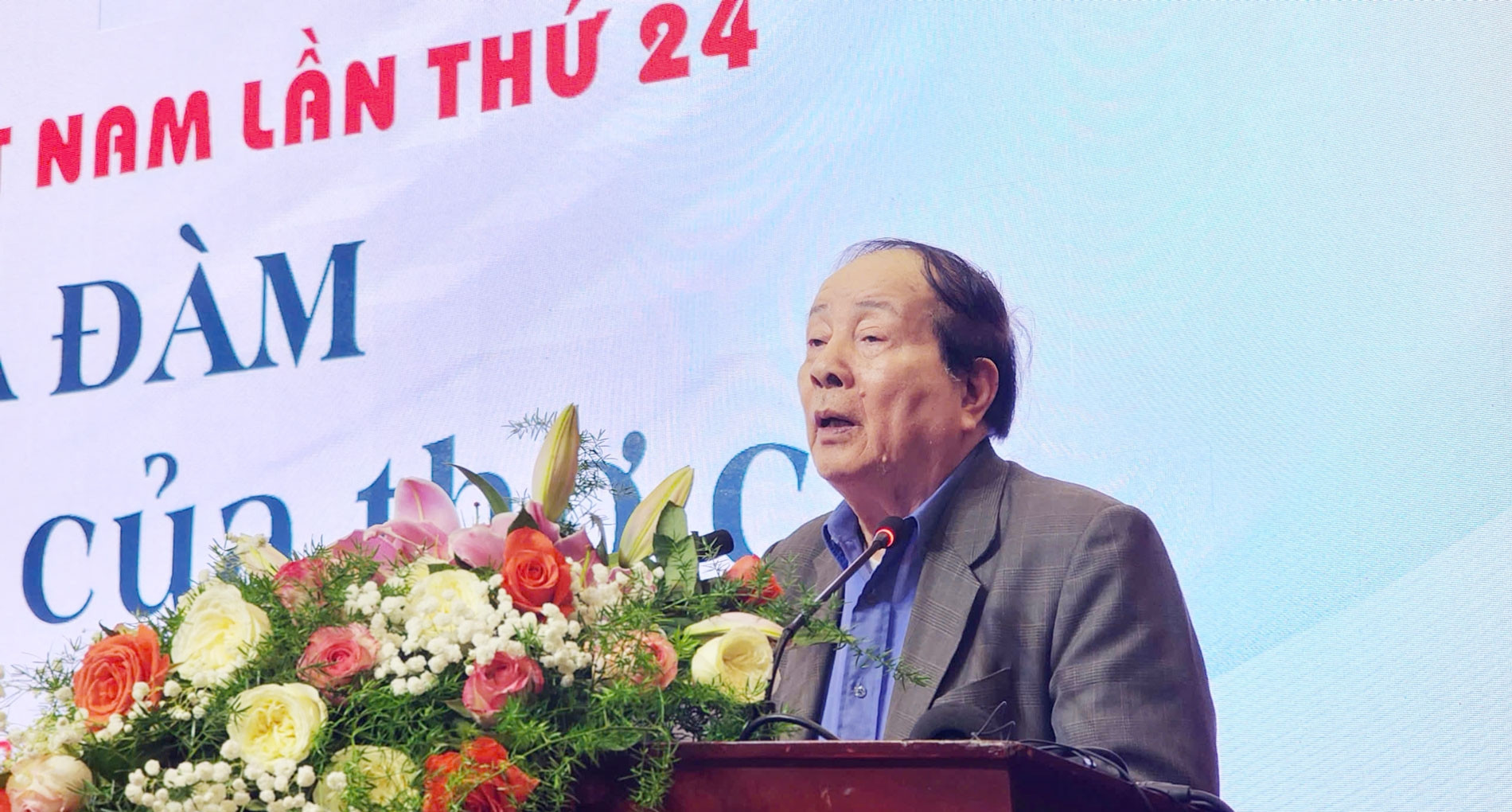 Một bài thơ có phẩm giá là không xu nịnh đám đông