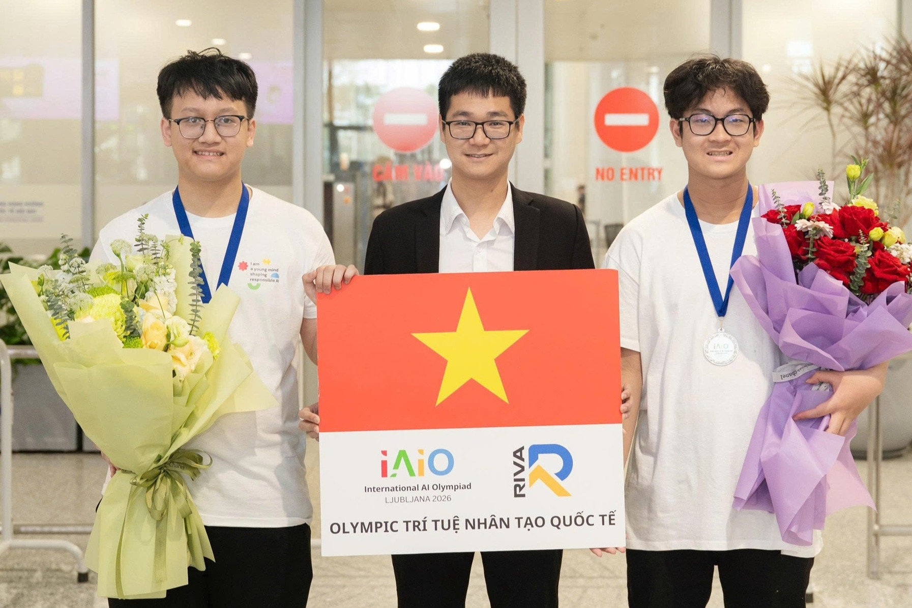 Một lớp có 2 nam sinh cùng giành huy chương Bạc Olympic Trí tuệ nhân tạo quốc tế