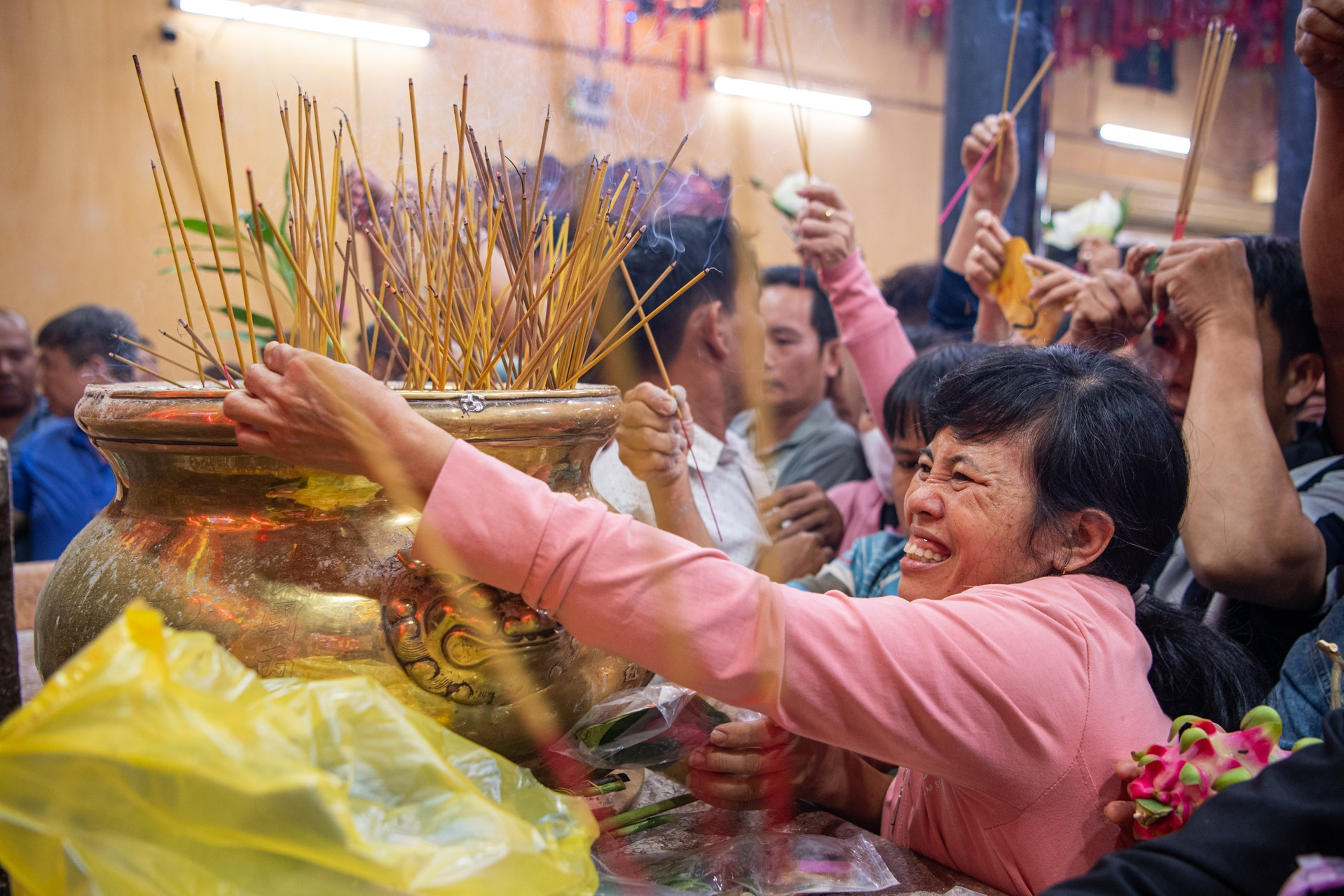 Nghẹt thở dòng người vây kín chùa Bà, giành nhau bóc tro lấy lộc đầu năm