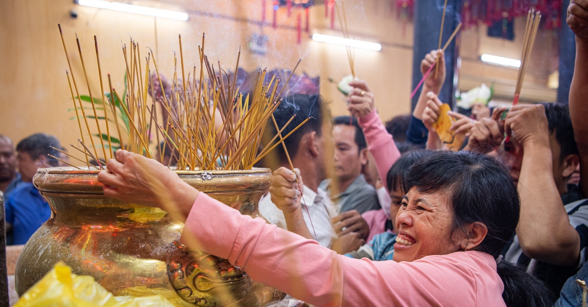 Hàng nghìn người chen chúc tại Chùa Bà Thiên Hậu TPHCM cầu lộc đầu năm