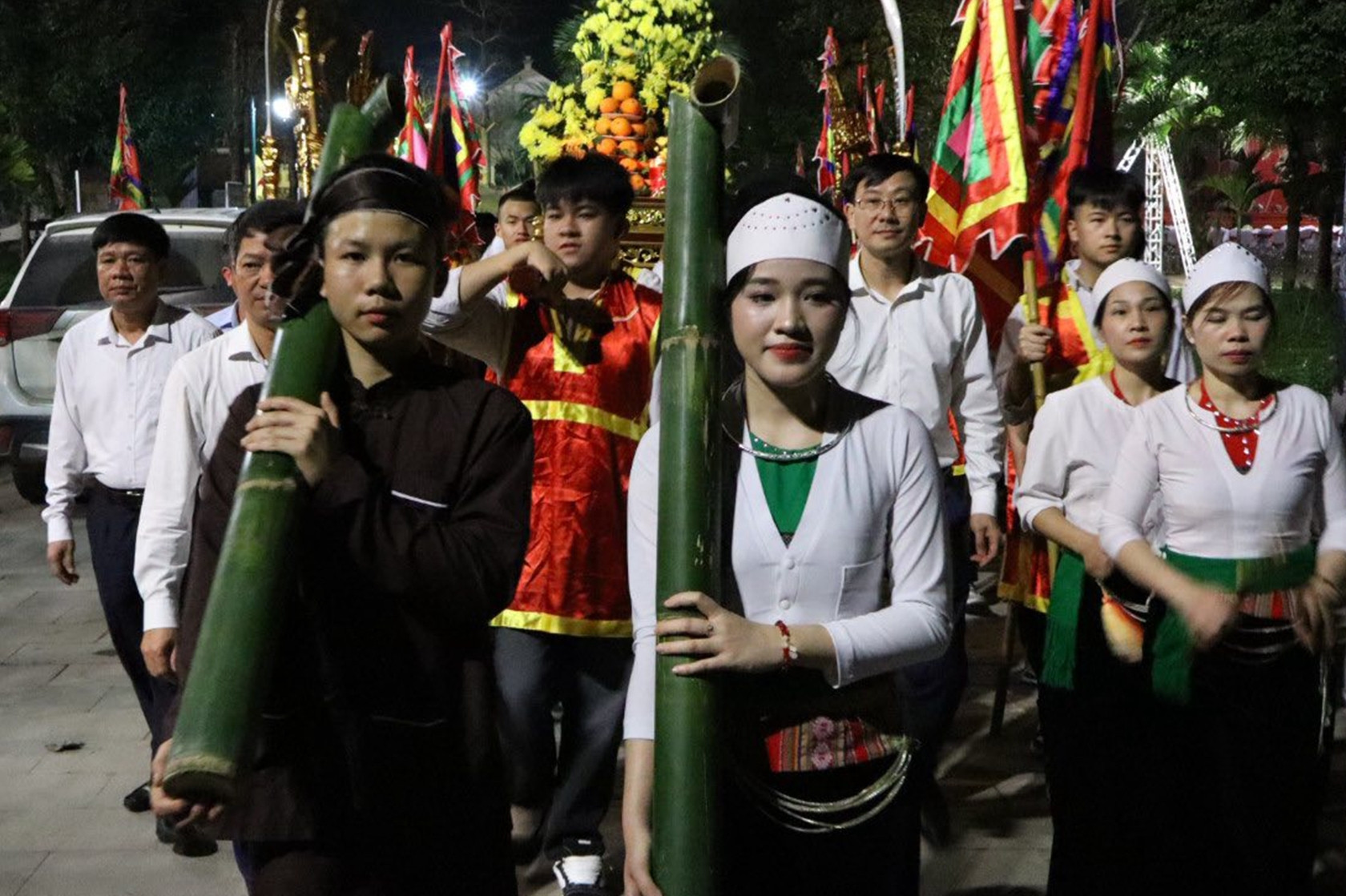 Nghi lễ đặc biệt ở Ba Vì: Thiện nam - thiện nữ lấy nước thiêng lúc nửa đêm