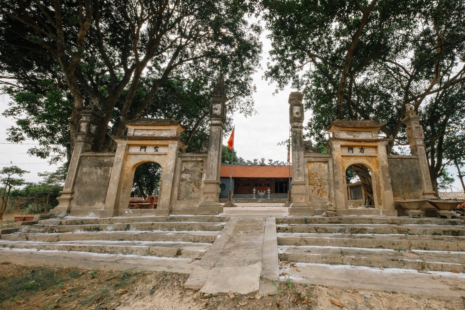 Ngôi đền thiêng cách Hà Nội 40km, nơi phát tích bài thơ 'Thần' nổi tiếng