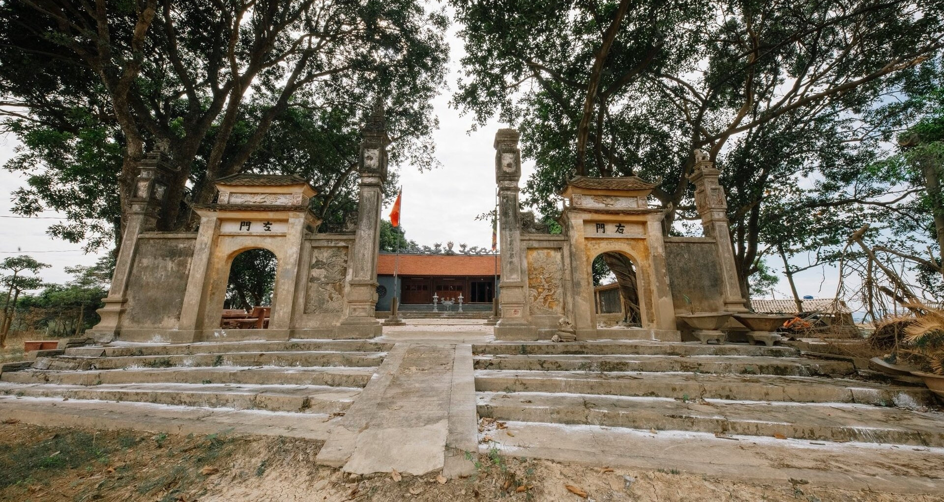 Ngôi đền thiêng cách Hà Nội 40km, nơi phát tích bài thơ 'thần' nổi tiếng