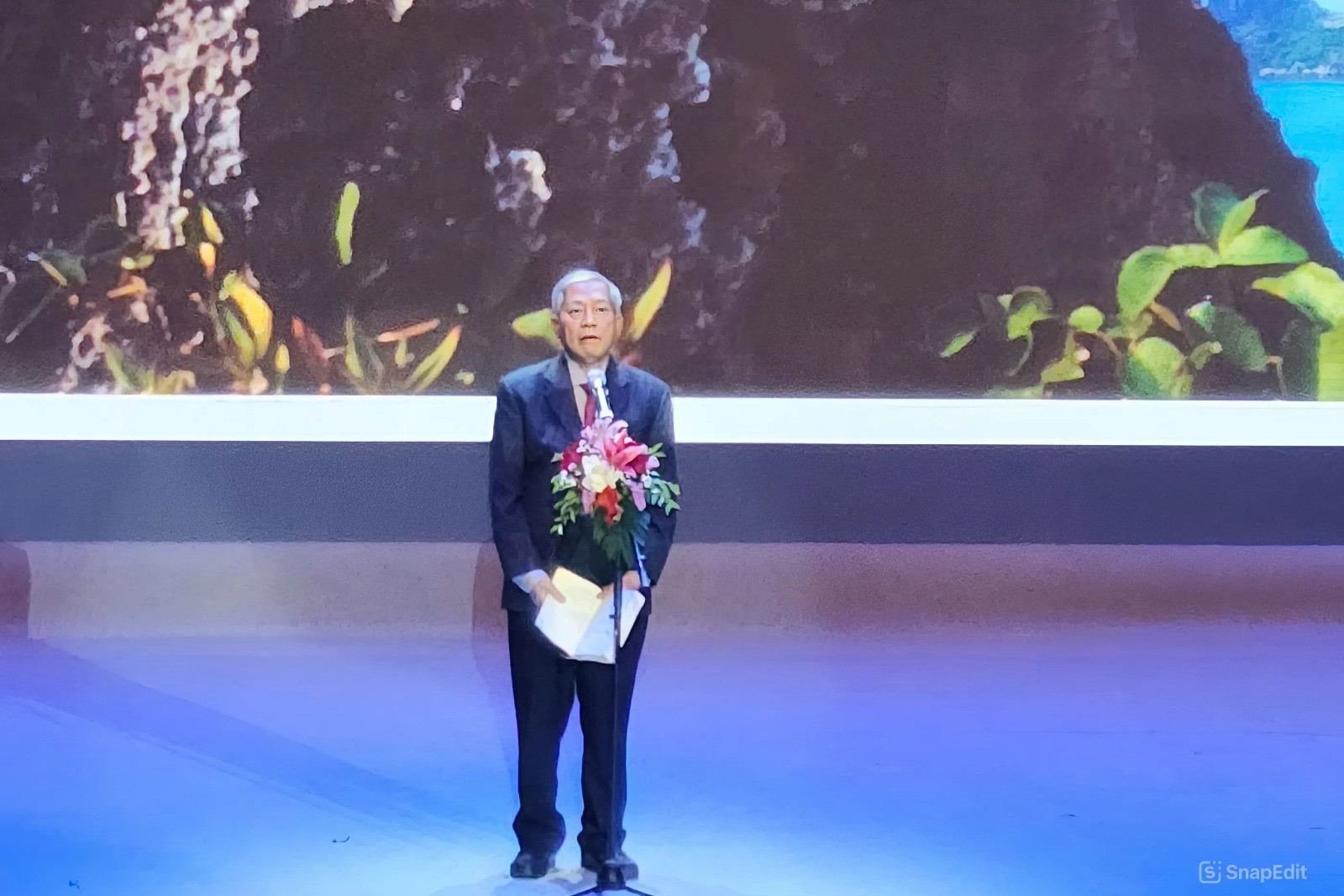  Nhà thơ Hữu Thỉnh, Nguyễn Khoa Điềm gây xúc động tại Ngày thơ Việt Nam 