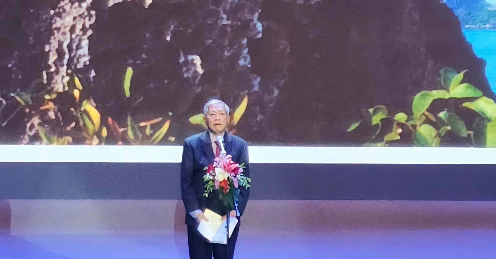 Nhà thơ Hữu Thỉnh, Nguyễn Khoa Điềm gây xúc động tại Ngày thơ Việt Nam