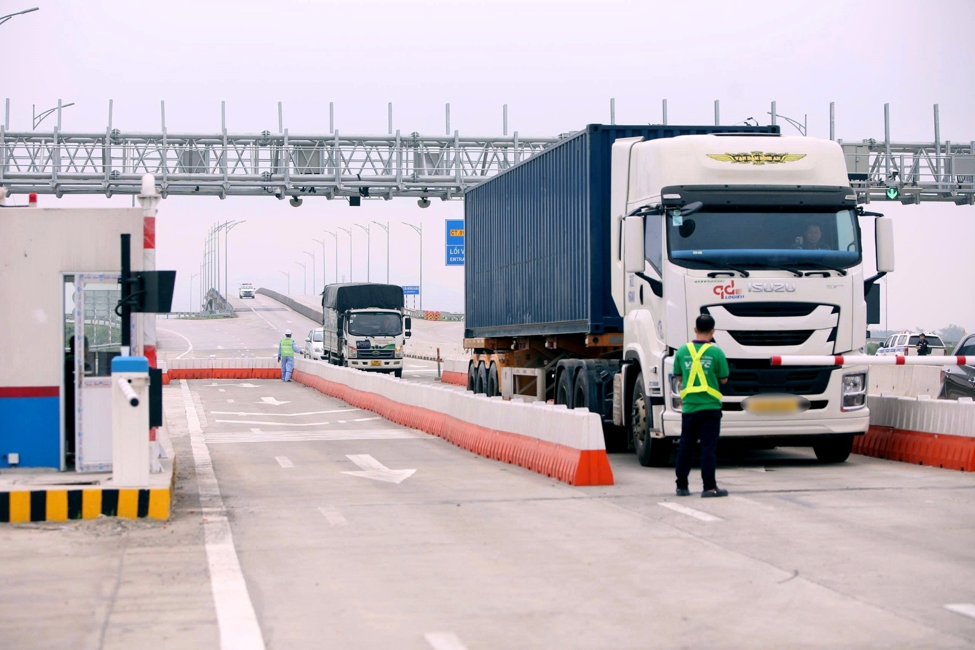 Nhiều xe bị lỗi khi qua trạm thu phí cao tốc ở Thanh Hóa