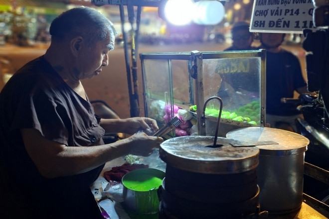 Ông lão 79 tuổi tuần 2 lần từ An Giang lên TPHCM bán bánh đêm vì lý do đặc biệt