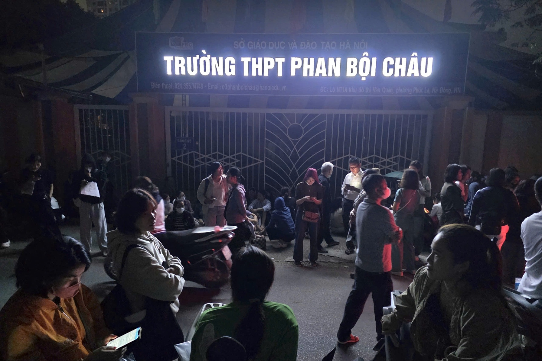 Phụ huynh Hà Nội xếp hàng từ 1h sáng, tự lập danh sách 'đặt chỗ' lớp 10 cho con