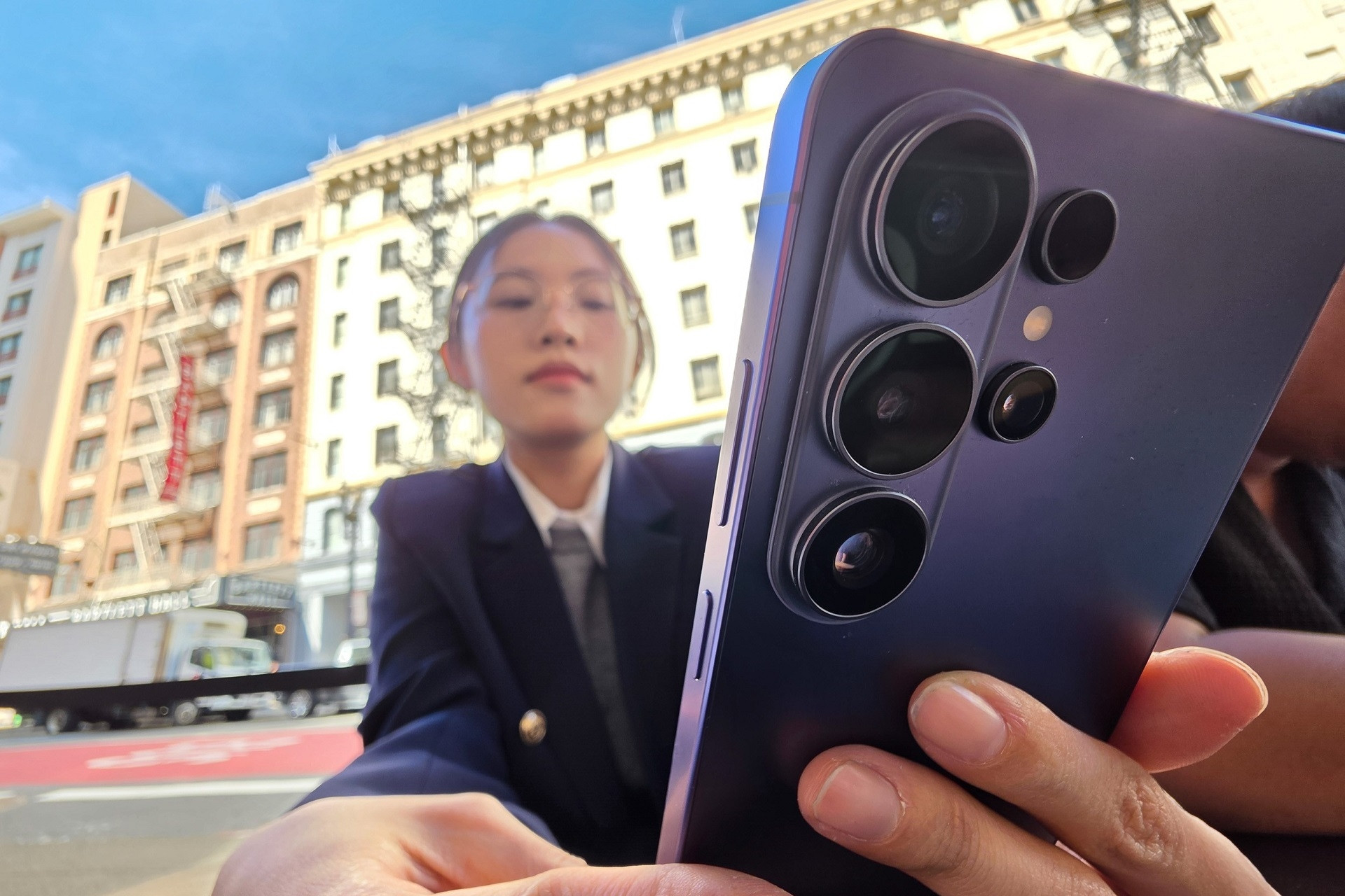 Reviewer công nghệ khen ngợi màn hình chống nhìn trộm trên Galaxy S26 Ultra