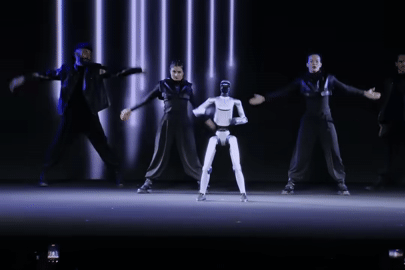 Robot hình người của Honor nhảy moonwalk và lộn ngược trên sân khấu