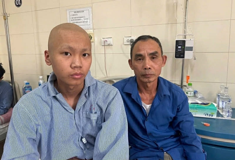 Trao hơn 51 triệu đồng đến em Vũ Phương Duy bị ung thư xương