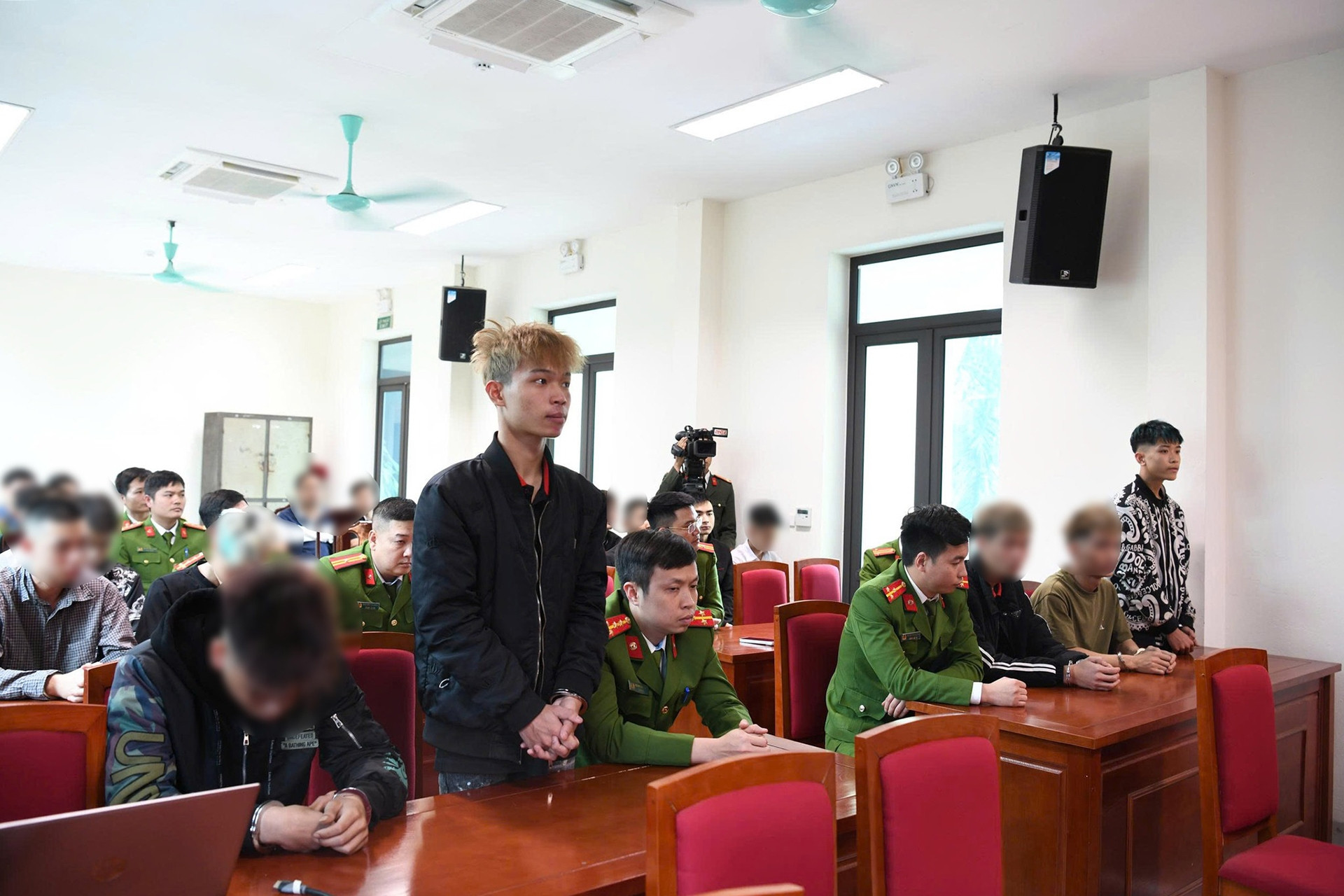 Triệu tập nhóm đối tượng chém lìa cánh tay người đi đường