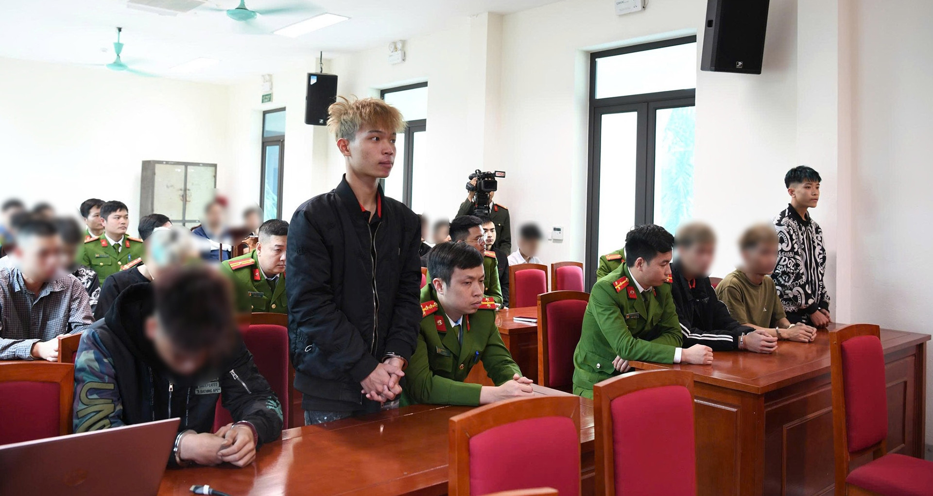 Triệu tập nhóm đối tượng chém lìa cánh tay người đi đường