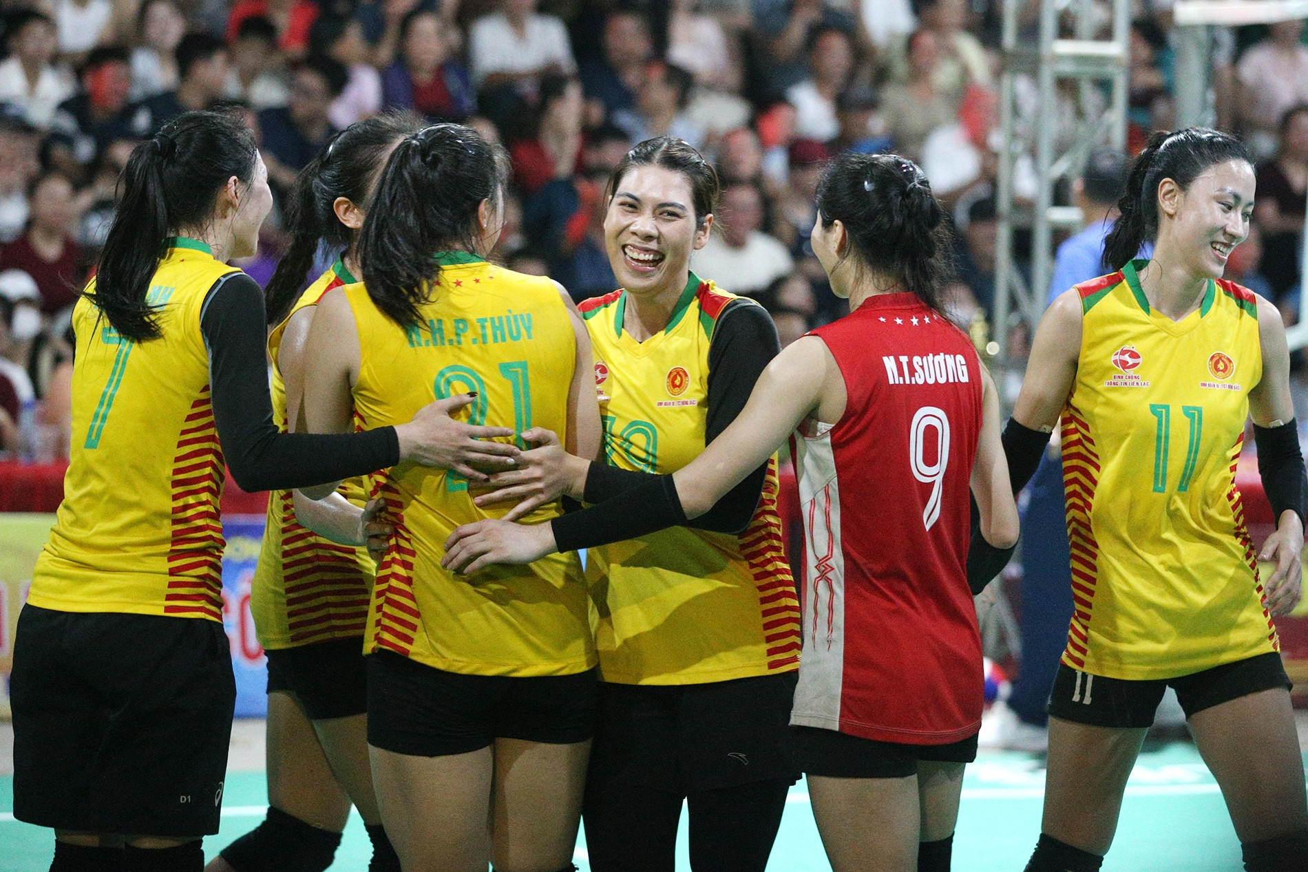 Tuyển thủ bóng chuyền 'càn quét' tiền thưởng tỉ đồng giải hội làng