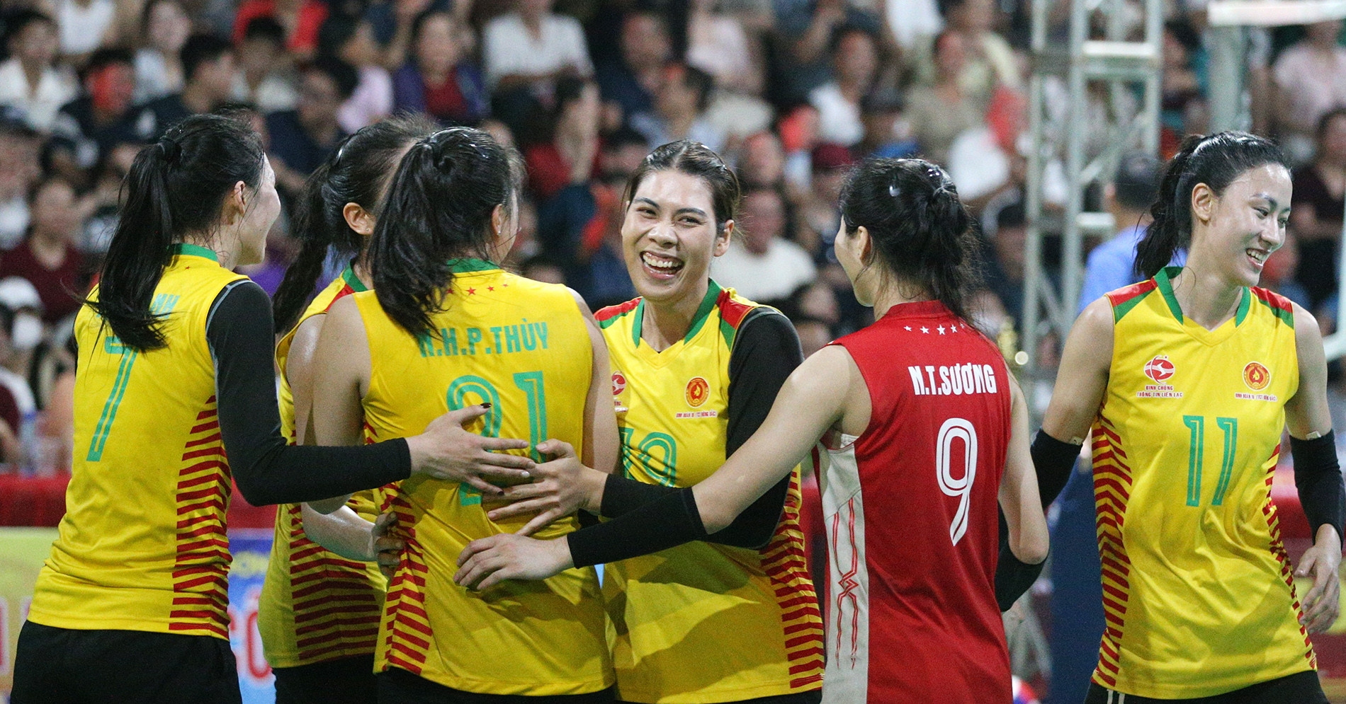 Tuyển thủ bóng chuyền &amp;apos;càn quét&amp;apos; tiền thưởng tỉ đồng giải hội làng