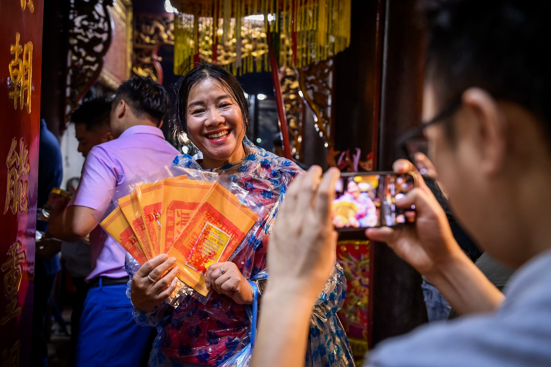 Vạn người đội mưa, xếp hàng xin ấn đền Trần