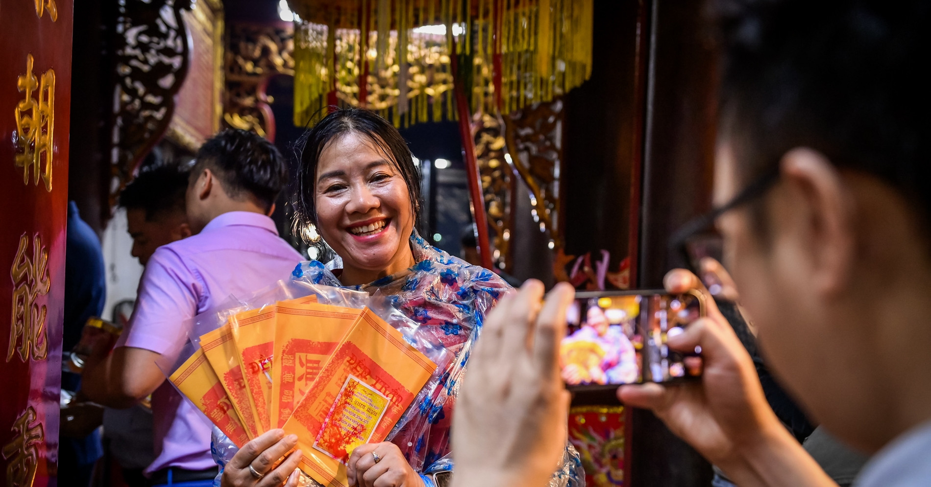 Vạn người đội mưa, xếp hàng xin ấn đền Trần