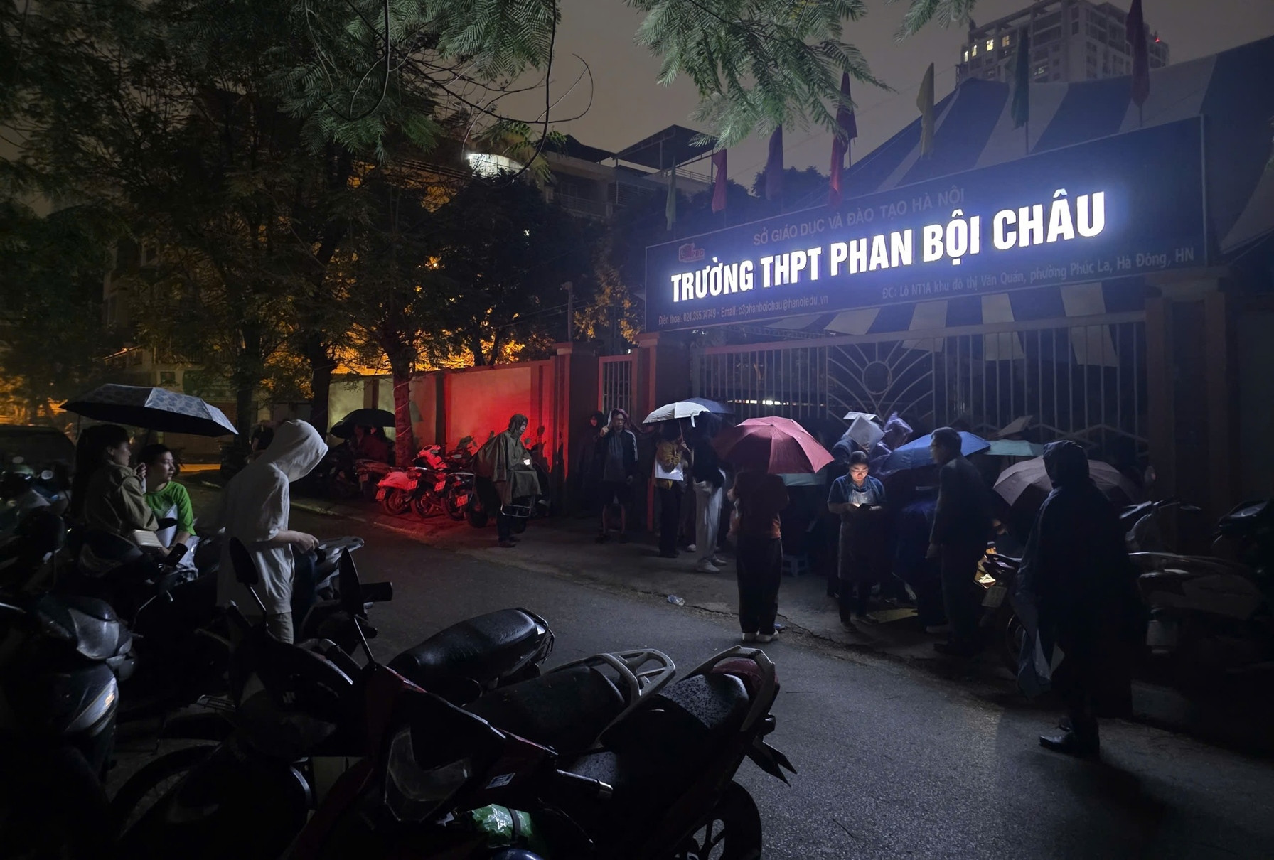 Vụ xếp hàng từ 1h sáng đặt chỗ vào lớp 10, Sở GD-ĐT chỉ rõ 2 điểm sai của trường