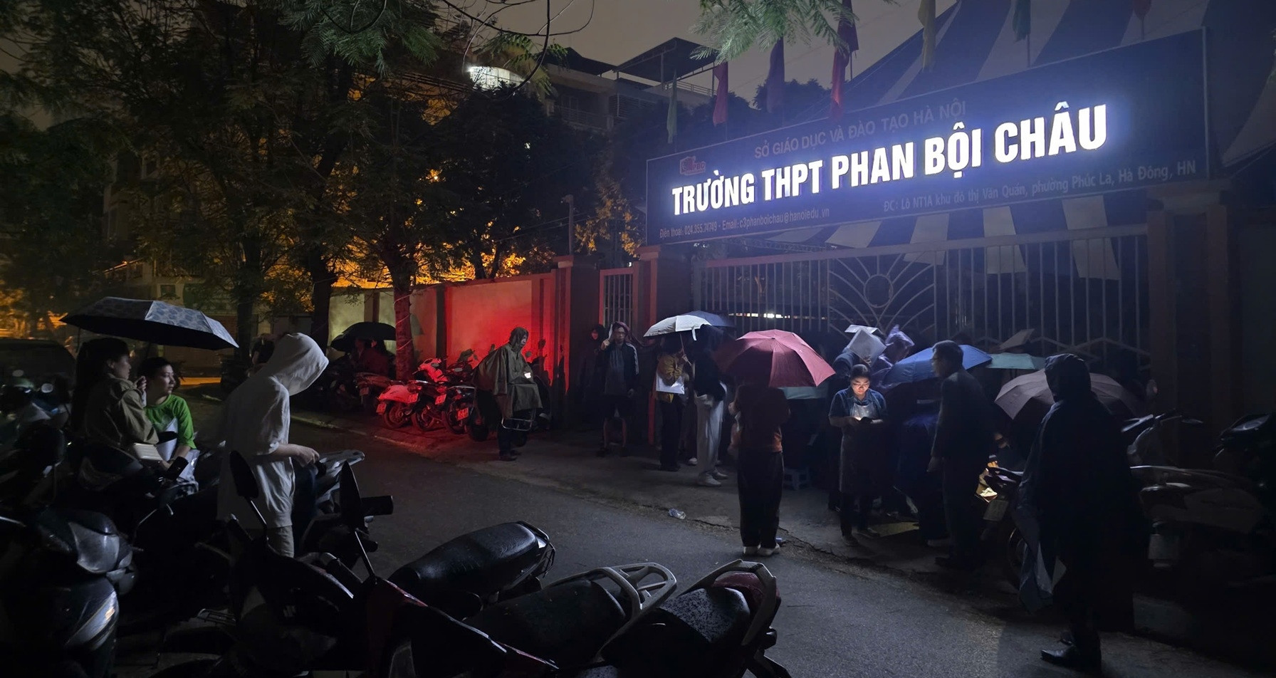 Vụ xếp hàng từ 1h sáng đặt chỗ lớp 10: Sở GD&ĐT chỉ rõ 2 điểm sai của trường