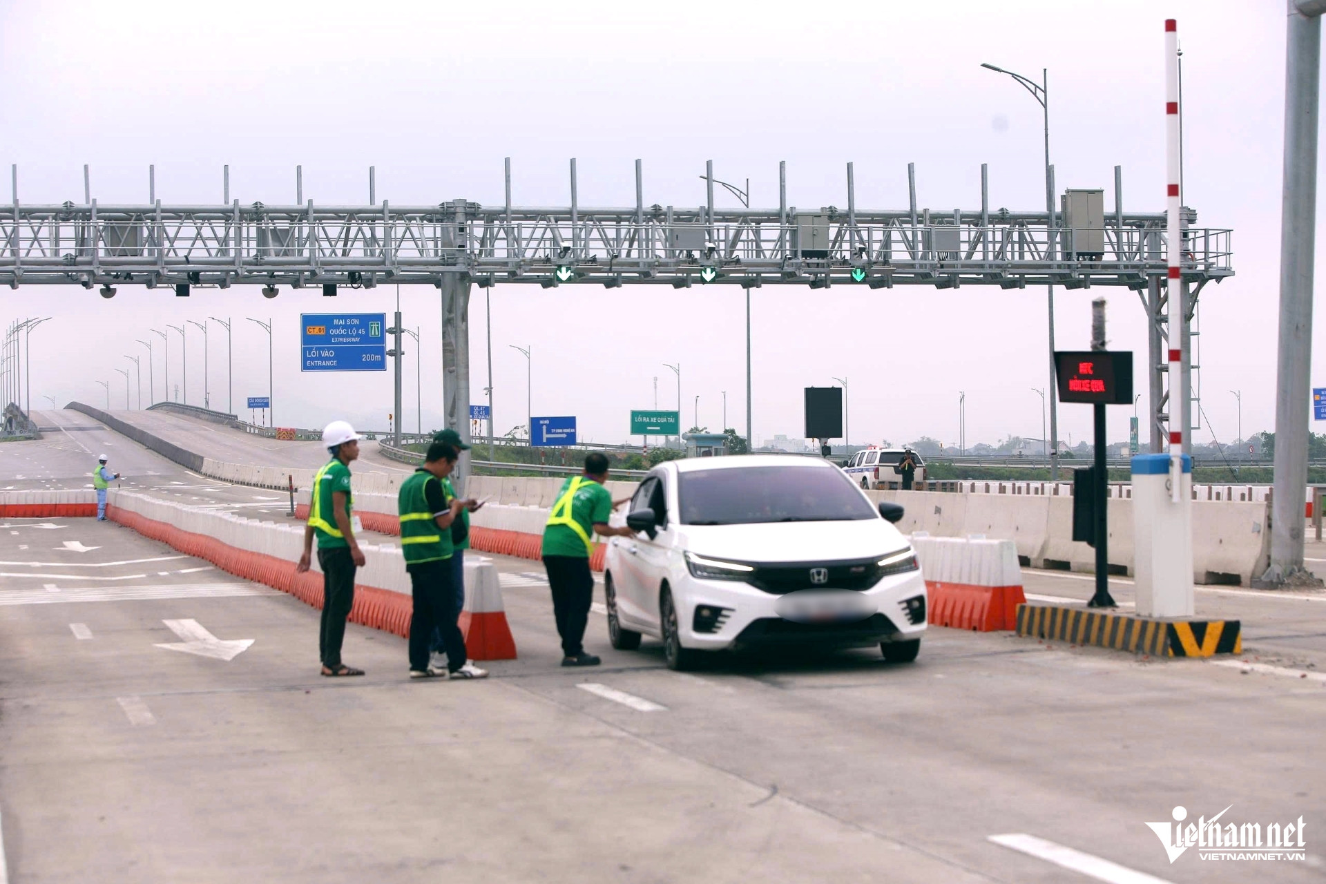 W-a2Nhiều phương tiện mắc lỗi.jpg